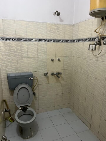 Bathroom in 1.5 BHK Builder Floor at Gomti Nagar – for Rent