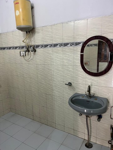 Bathroom in 1.5 BHK Builder Floor at Gomti Nagar – for Rent