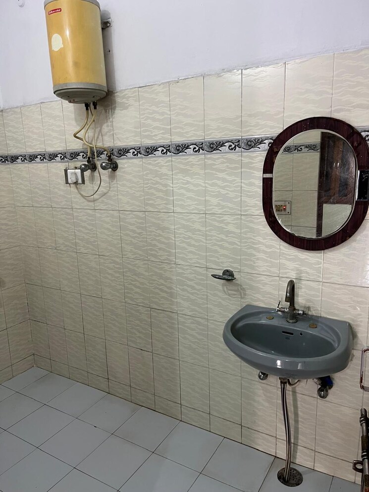 Bathroom, gomti nagar 1.5 Bedroom 800 Sq.Ft. Builder Floor In Gomti Nagar Lucknow 9730293