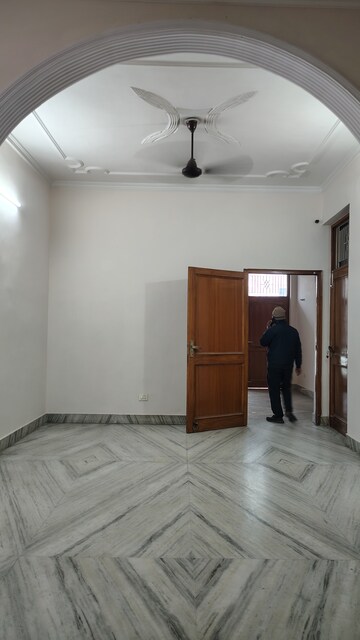 Room in 2 BHK Independent House at Sector 55 – for Rent