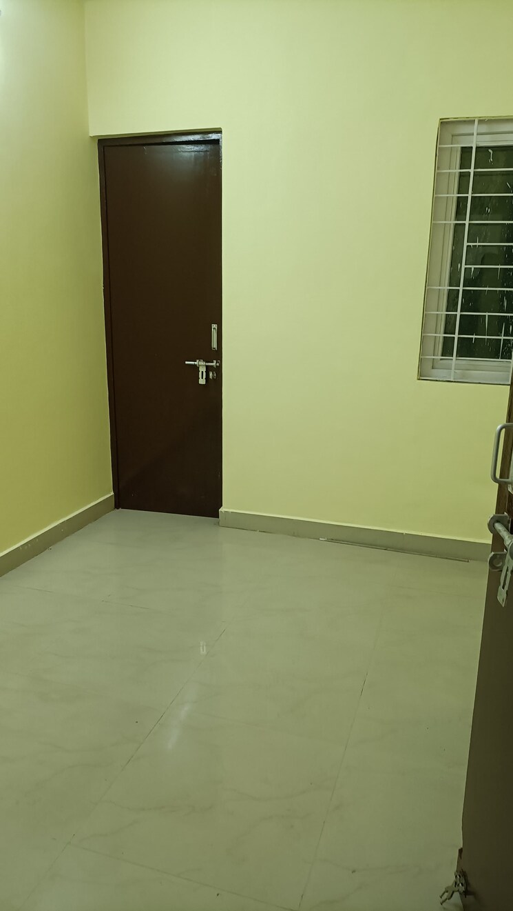 Room, gomti nagar 3 Bedroom 1600 Sq.Ft. Apartment In Gomti Nagar Lucknow 9730308