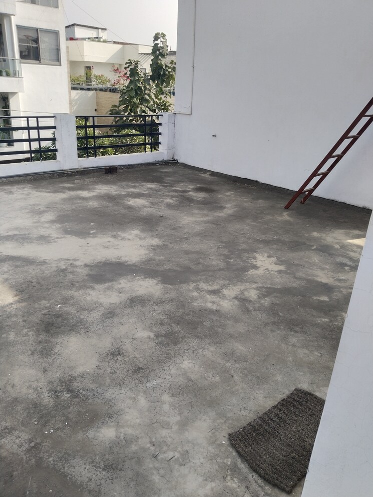 Balcony, gomti nagar 1.5 Bedroom 900 Sq.Ft. Builder Floor In Gomti Nagar Lucknow 9730320