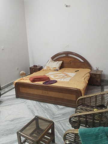 Kitchen in 1.5 BHK Builder Floor at Gomti Nagar – for Rent