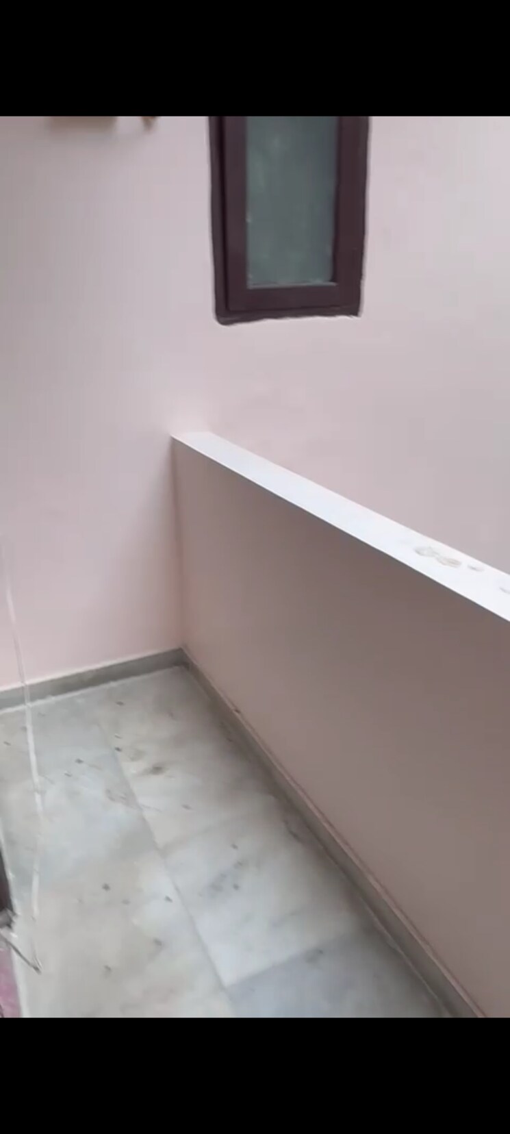 Room, sector 14 3.5 Bedroom 3000 Sq.Ft. Villa In Sector 14 Noida 9730650