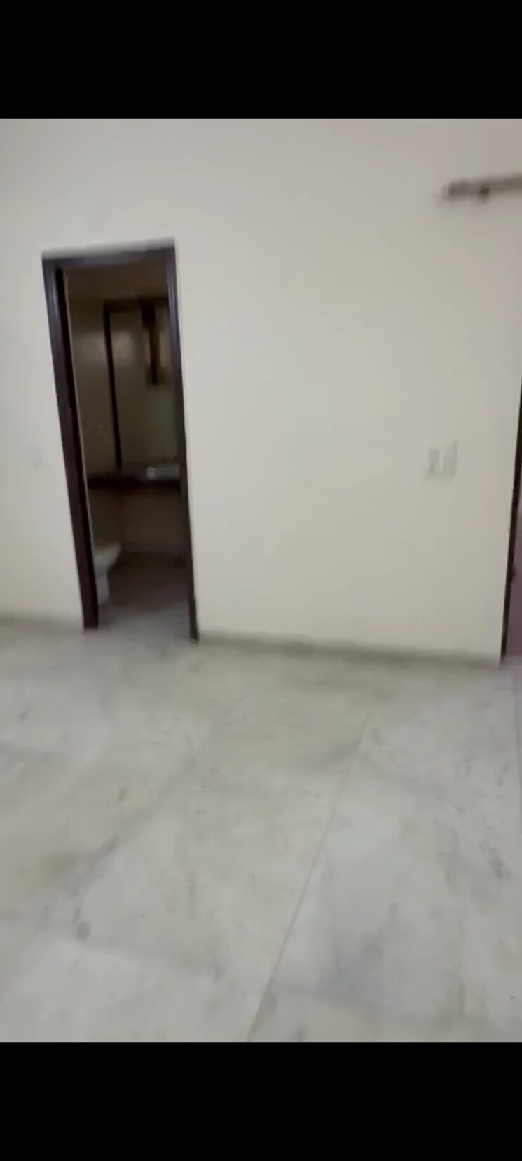 Room, sector 14 3.5 Bedroom 3000 Sq.Ft. Villa In Sector 14 Noida 9730650