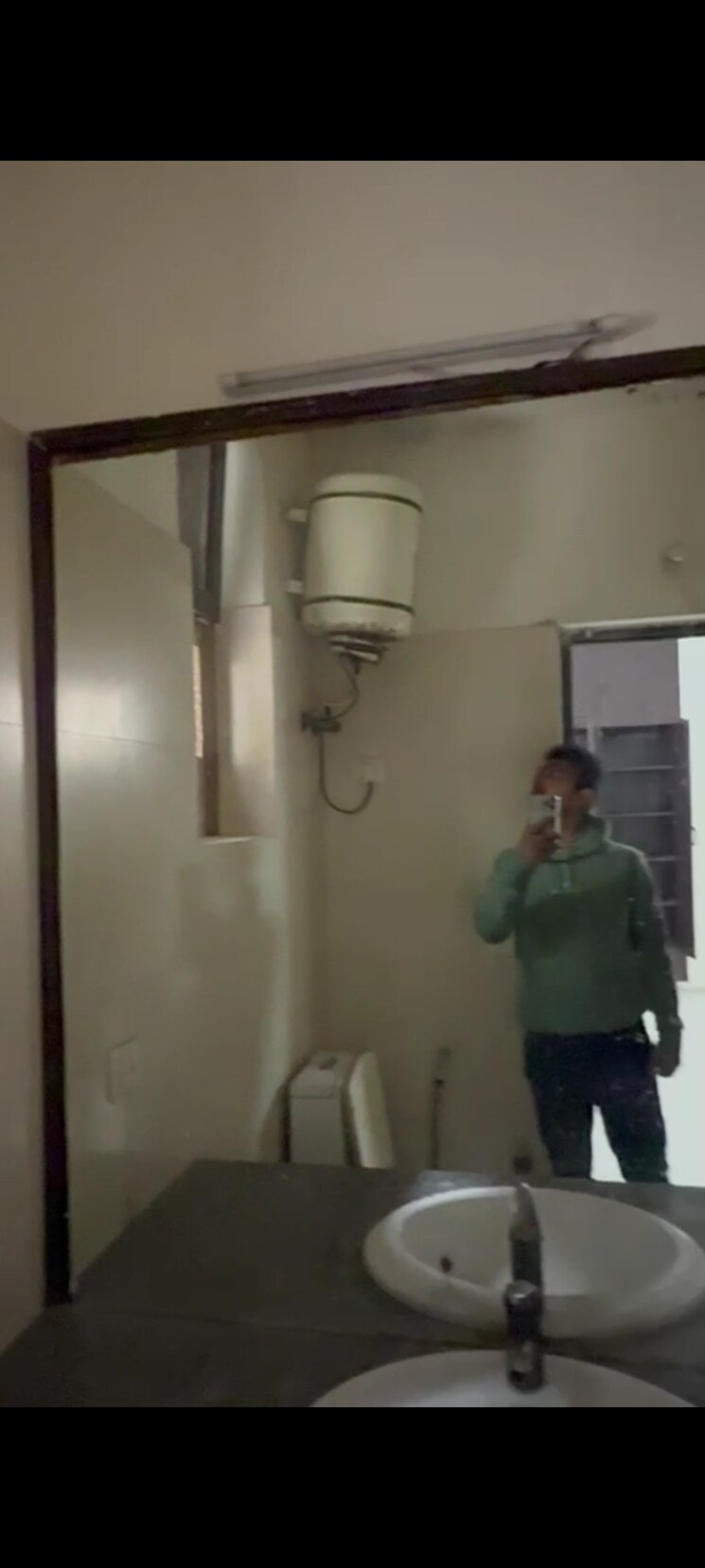 Bathroom, sector 14 3.5 Bedroom 3000 Sq.Ft. Villa In Sector 14 Noida 9730650