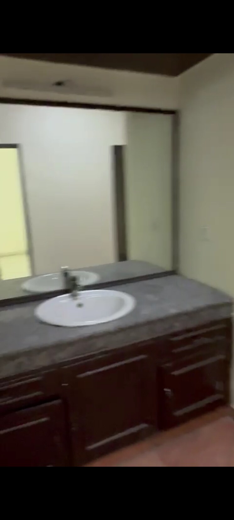 Bathroom, sector 14 3.5 Bedroom 3000 Sq.Ft. Villa In Sector 14 Noida 9730650