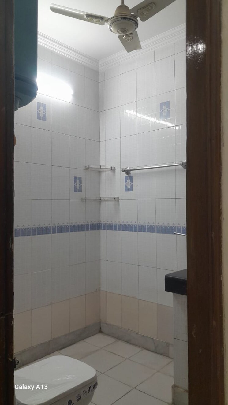 Bathroom, unitech-south-city-ii 3 Bedroom 1800 Sq.Ft. Builder Floor In Sector 50 Gurgaon 9730973