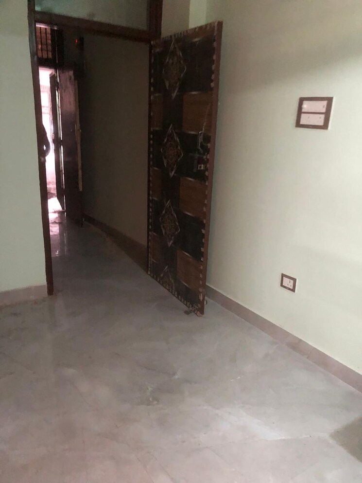 Room, mayur vihar 2.5 Bedroom 750 Sq.Ft. Builder Floor In Mayur Vihar Delhi 9730988