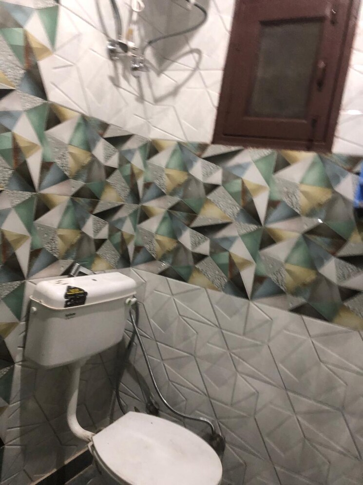 Bathroom, mayur vihar 2.5 Bedroom 750 Sq.Ft. Builder Floor In Mayur Vihar Delhi 9730988