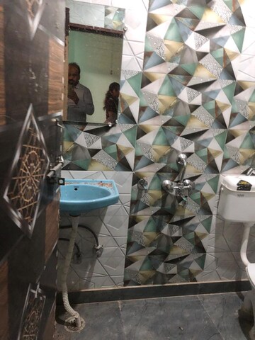 Master Bedroom in 2.5 BHK Builder Floor at Mayur Vihar – for Rent