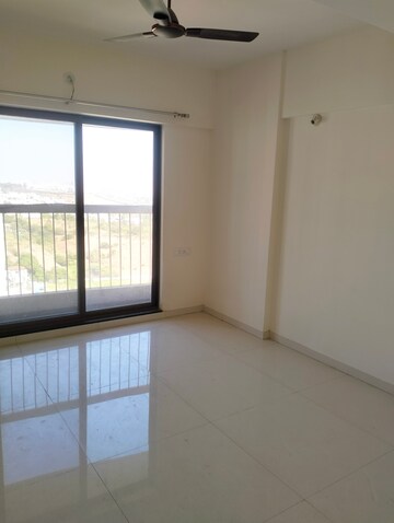 Room in 3.5 BHK Apartment at Raheja Vistas Phase 1, Mohammadwadi – for Rent