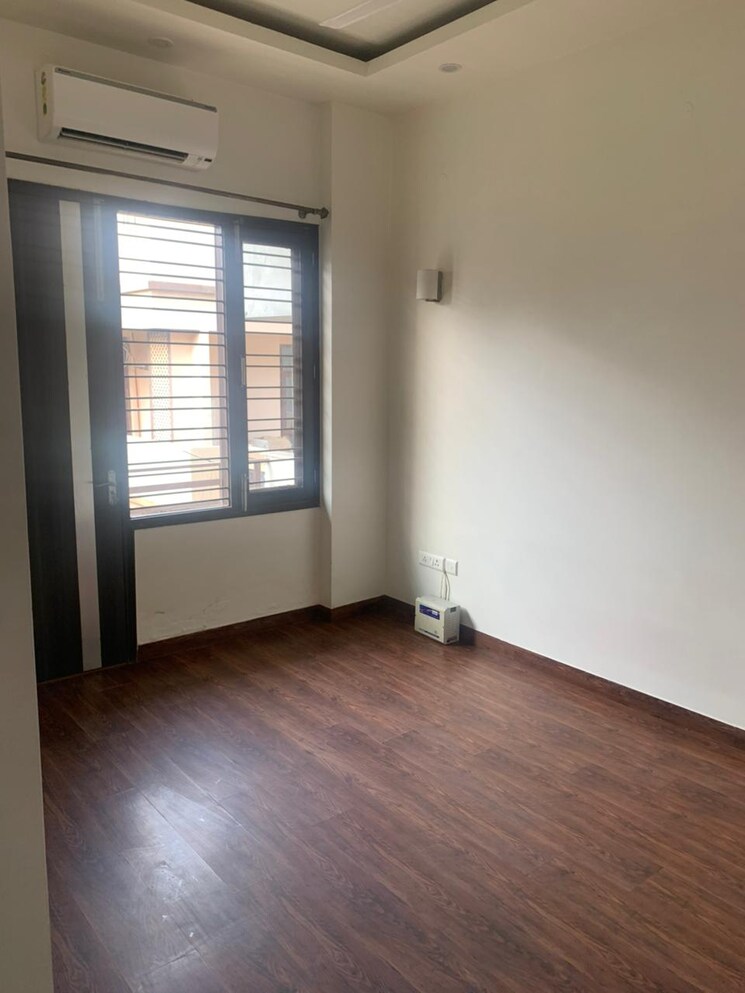 Room, sector 55 3 Bedroom 180 Sq.Yd. Builder Floor In Sector 55 Gurgaon 9731060