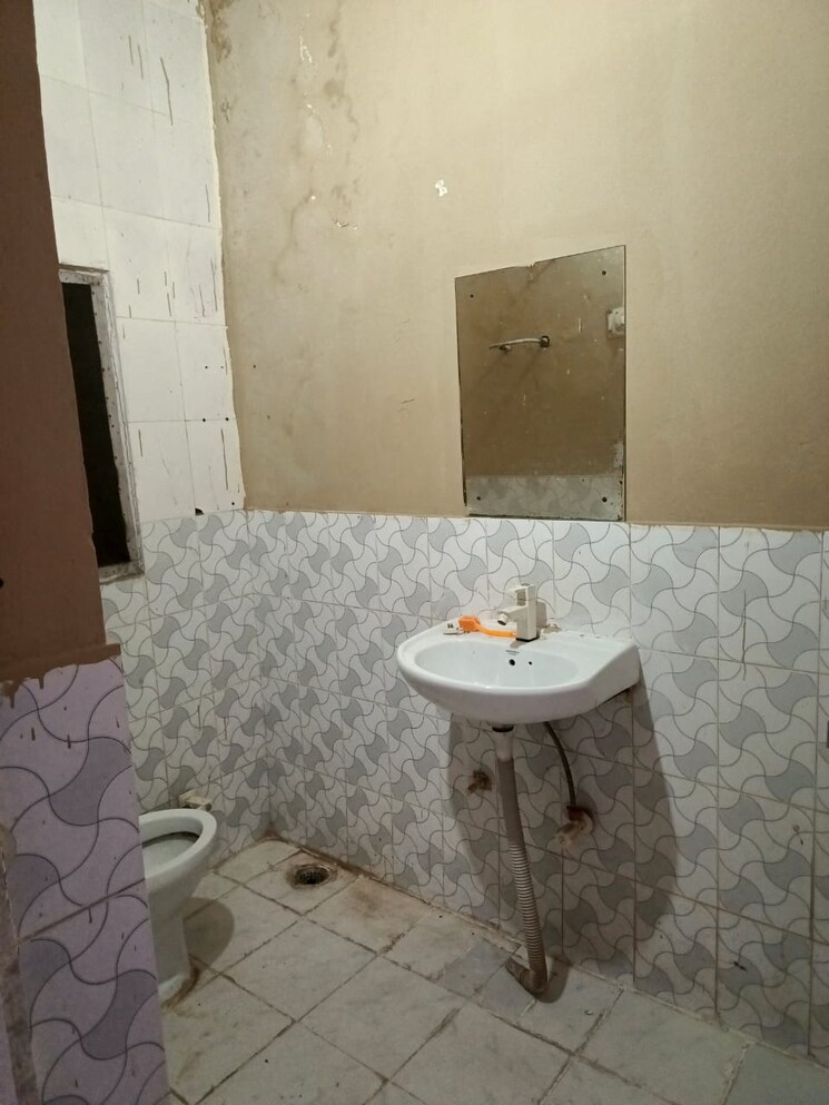Bathroom, rwa-apartments 2 Bedroom 162 Sq.Mt. Independent House In Sector 31 Noida 9731067