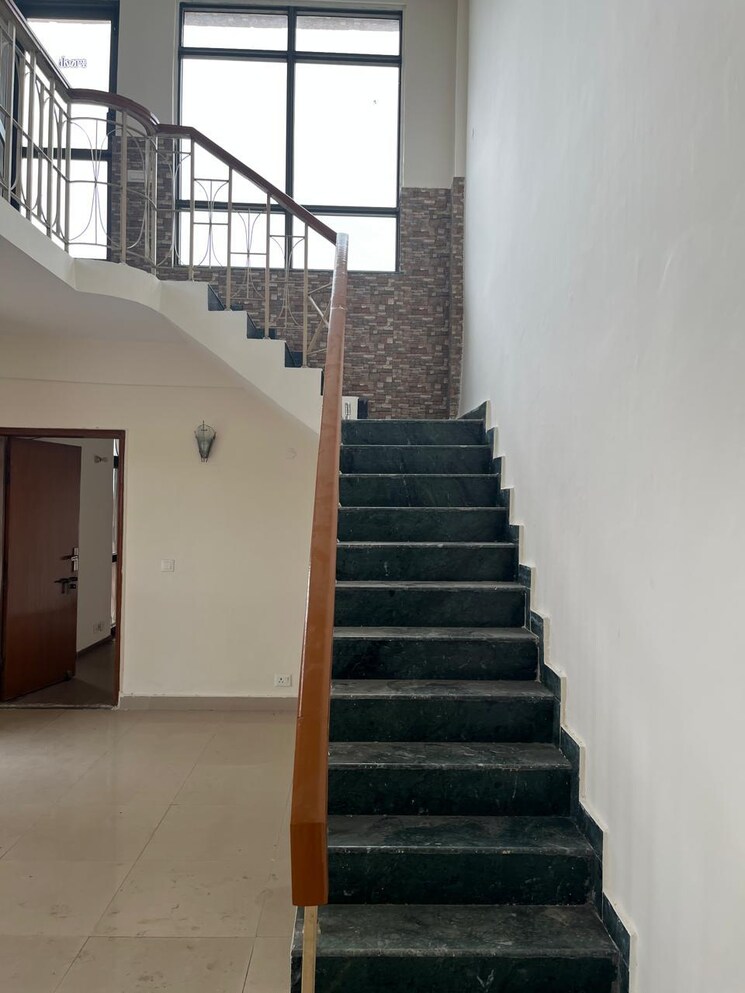 undefined, sector 27 5 Bedroom 3500 Sq.Ft. Penthouse In Sector 27 Panchkula 9731218