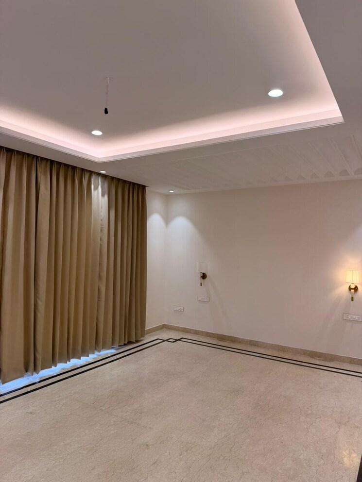 Room, sector 12 panchkula 6+ Bedroom 350 Sq.Yd. Villa In Sector 12 Panchkula Panchkula 9731246