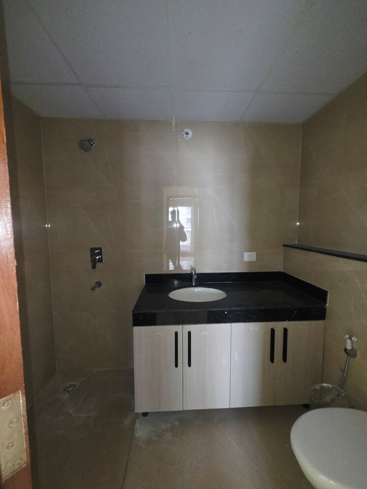Bathroom, rishita-mulberry-heights 3.5 Bedroom 1964 Sq.Ft. Apartment In Sushant Golf City Lucknow 9731262
