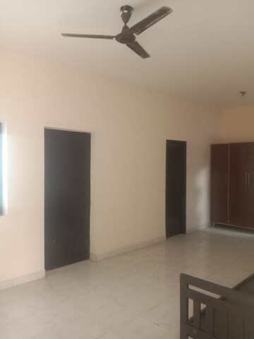 Room in 3 BHK Independent House at RWA Apartments Sector 72, Sector 72 – for Rent