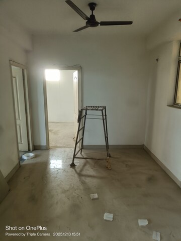 Room in 2.5 BHK Apartment at Grand Omaxe, Gomti Nagar – for Sale