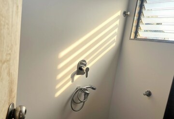 Furnished Amenities in 2 BHK Apartment at MIG Colony, Worli – for Rent