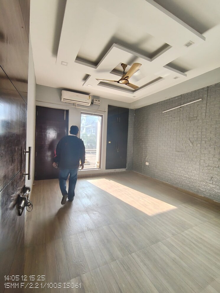 Room, sector 40 3 Bedroom 2200 Sq.Ft. Builder Floor In Sector 40 Gurgaon 9731611