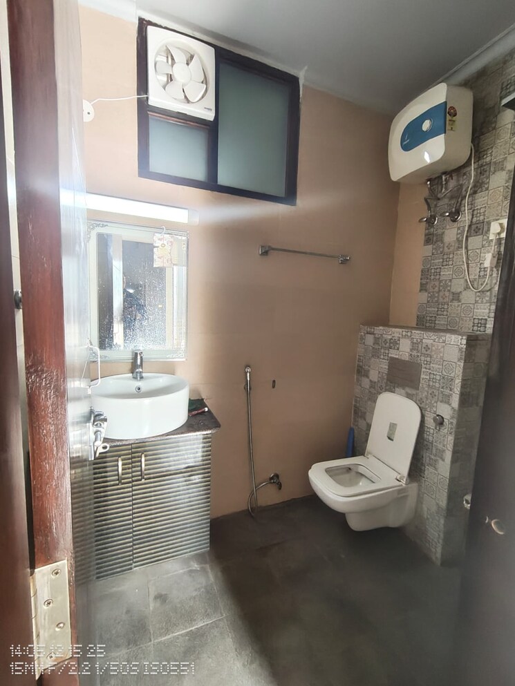 Bathroom, sector 40 3 Bedroom 2200 Sq.Ft. Builder Floor In Sector 40 Gurgaon 9731611