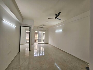Room in 2 BHK Apartment at Smart World Orchard, Sector 61 – for Sale