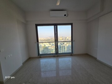 Room in 3.5 BHK Apartment at Adani Ten BKC, Bandra East – for Rent