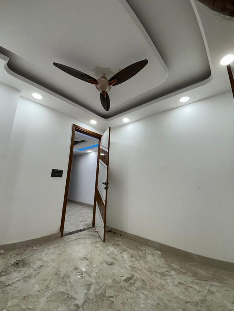 Room, govindpuri 3 Bedroom 90 Sq.Yd. Builder Floor In Govindpuri Delhi 9731823