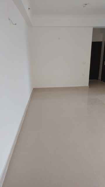 Room in 4 BHK Apartment at Amrapali Crystal Homes, Sector 76 – for Rent