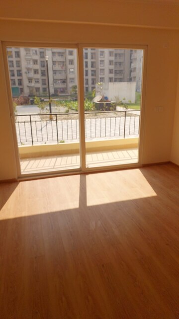 Room in 4 BHK Apartment at Amrapali Crystal Homes, Sector 76 – for Rent