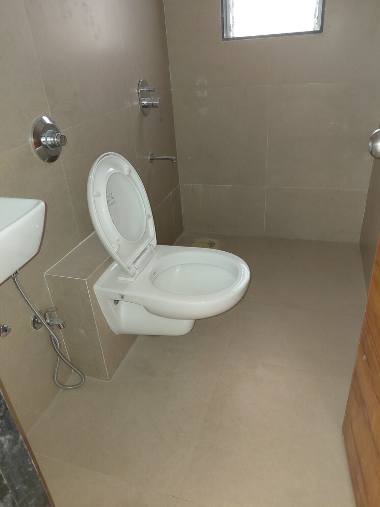 Bathroom, je-and-vee-madhuban 2 Bedroom 707 Sq.Ft. Apartment In Malad East Mumbai 9731947