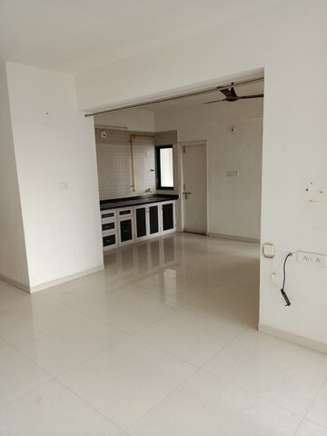 Room in 2 BHK Apartment at Makarba – for Rent