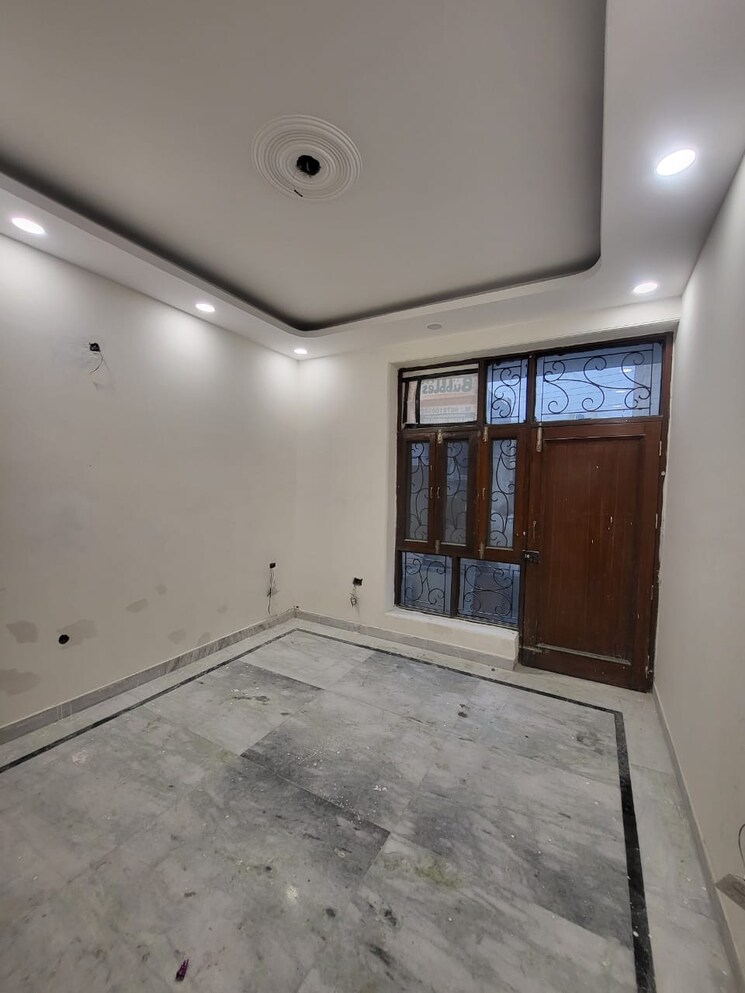 Room, green fields colony 4 Bedroom 350 Sq.Yd. Builder Floor In Green Fields Colony Faridabad 9732252