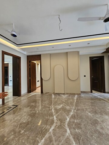 Building Lobby in 4 BHK Builder Floor at South City Arcade, Sector 41 – for Sale