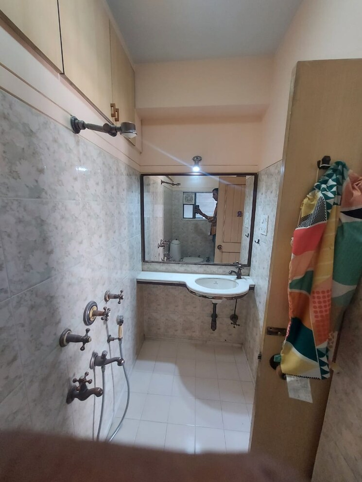 Bathroom, silver-sand-chs 2 Bedroom 720 Sq.Ft. Apartment In Andheri West Mumbai 9733227