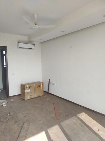 Master Bedroom in 3.5 BHK Builder Floor at Sector 52 – for Rent