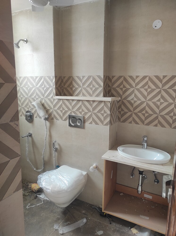 Bathroom, sector 52 3.5 Bedroom 2901 Sq.Ft. Builder Floor In Sector 52 Gurgaon 9733421