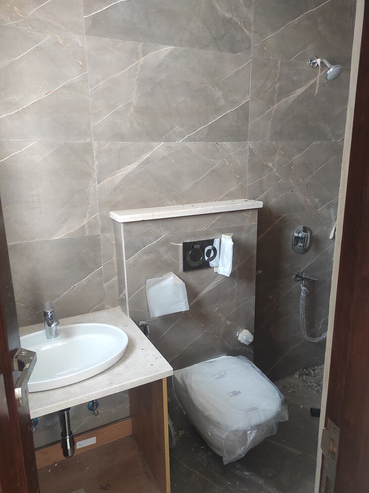 Bathroom, sector 52 3.5 Bedroom 2901 Sq.Ft. Builder Floor In Sector 52 Gurgaon 9733421