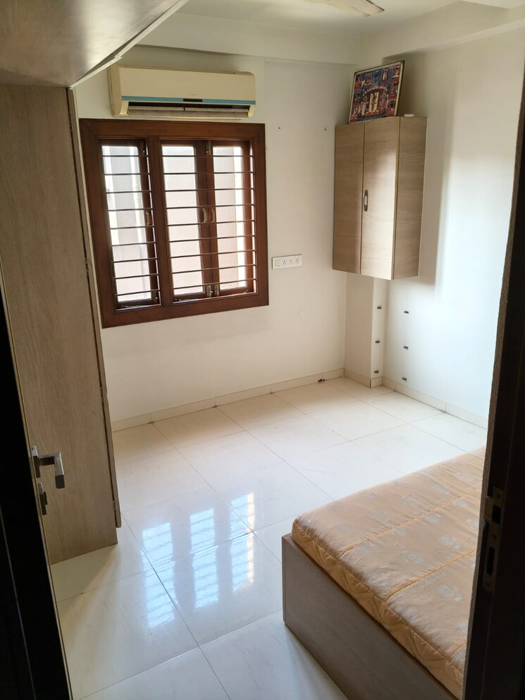 Room, naranpura 3 Bedroom 1800 Sq.Ft. Apartment In Naranpura Ahmedabad 9733503