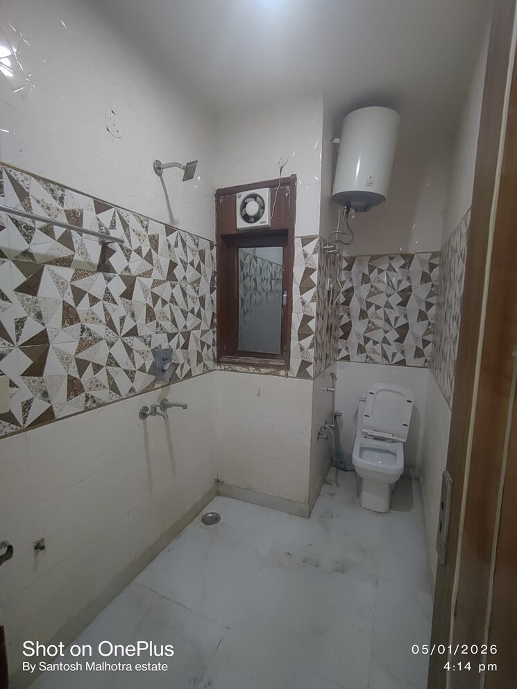 Bathroom, dwarka mor 2 Bedroom 60 Sq.Yd. Builder Floor In Dwarka Mor Delhi 9733921