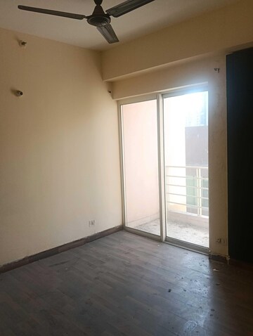 Room in 3 BHK Apartment at Paras Tierea, Sector 137 – for Sale