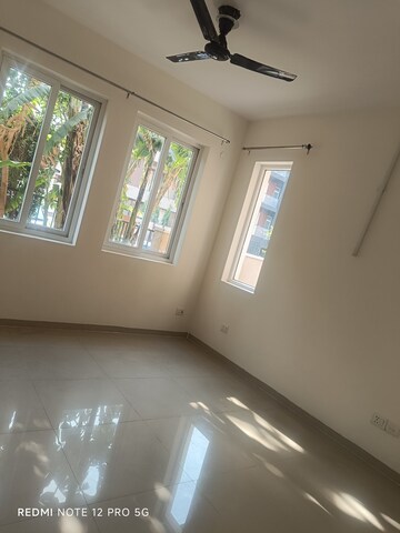 Room in 2.5 BHK Apartment at Emaar MGF Emerald Hills, Sector 65 – for Rent