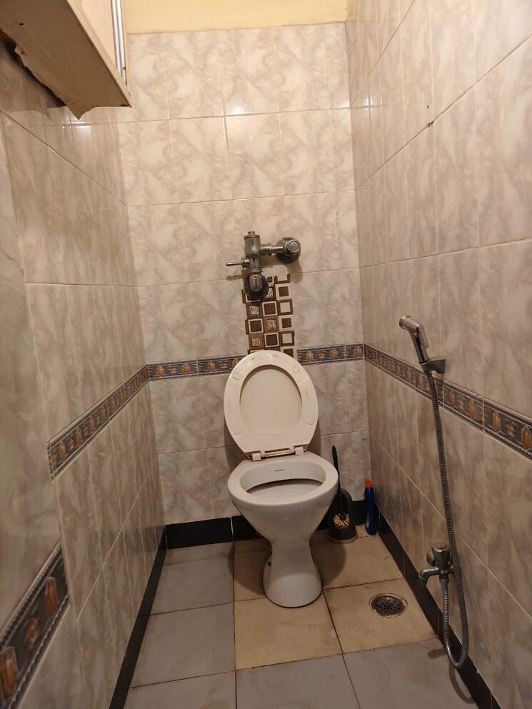 Bathroom, vasant kunj 2.5 Bedroom 1350 Sq.Ft. Apartment In Vasant Kunj Delhi 9736131