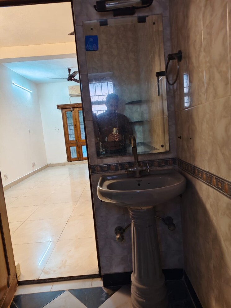 undefined, vasant kunj 2.5 Bedroom 1350 Sq.Ft. Apartment In Vasant Kunj Delhi 9736131