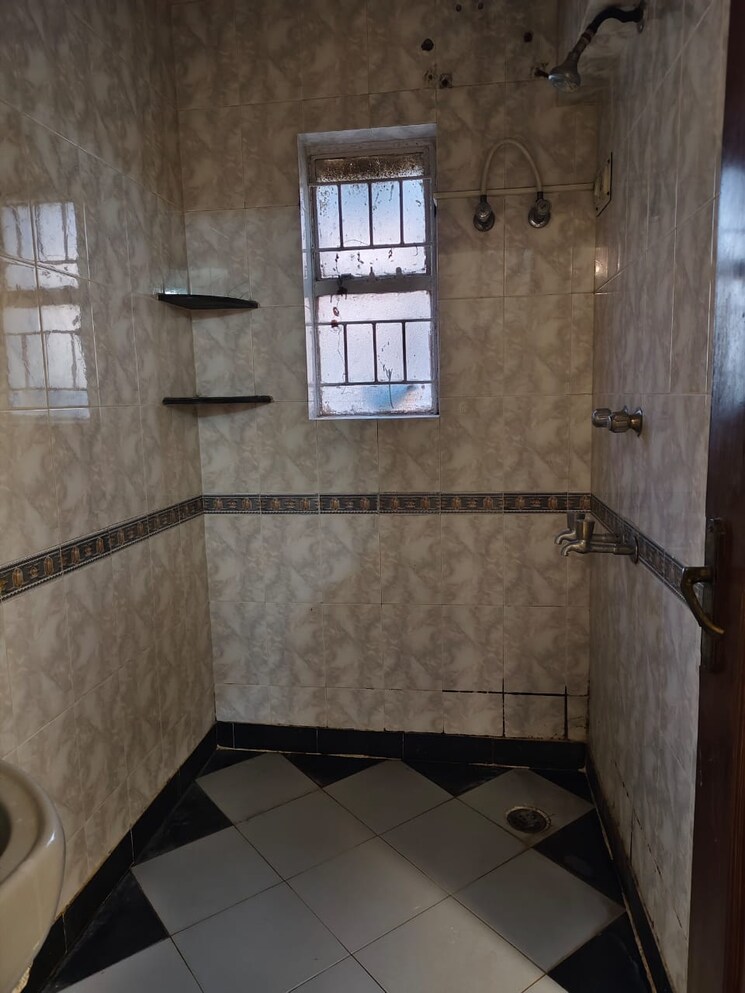 Bathroom, vasant kunj 2.5 Bedroom 1350 Sq.Ft. Apartment In Vasant Kunj Delhi 9736131