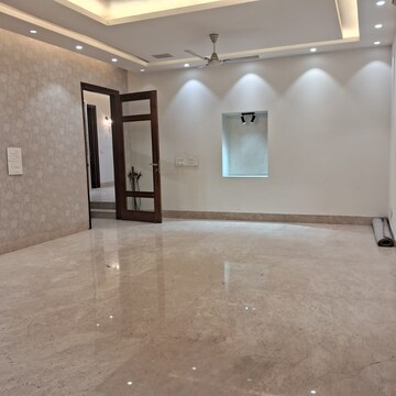 Room in 4 BHK Apartment at Basant Gaon – for Rent