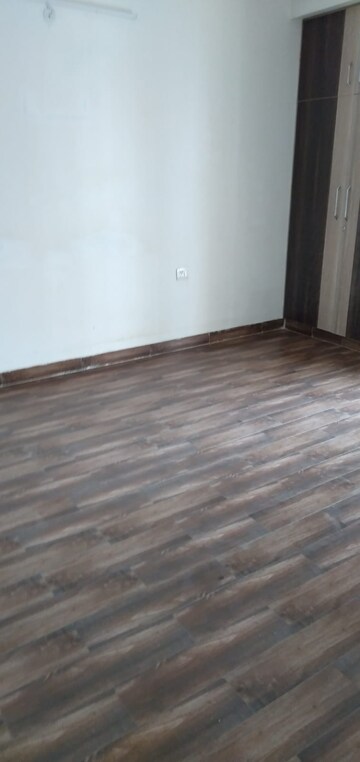 Room in 2 BHK Apartment at Ajnara Le Garden, Panchsheel Green – for Rent