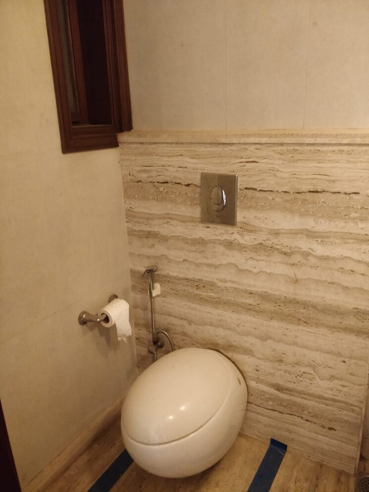 Bathroom, defence colony 4 Bedroom 3000 Sq.Ft. Apartment In Defence Colony Delhi 9736169