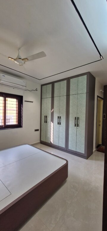 Room in 3 BHK Builder Floor at Kondapur – for Rent